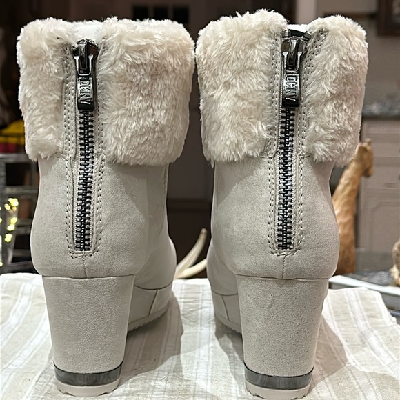 🪧 DKNY Women’s Nadra Faux Fur Wedge Booties in Vanilla Faux Suede, Size 9.5 - Picture 11 of 16